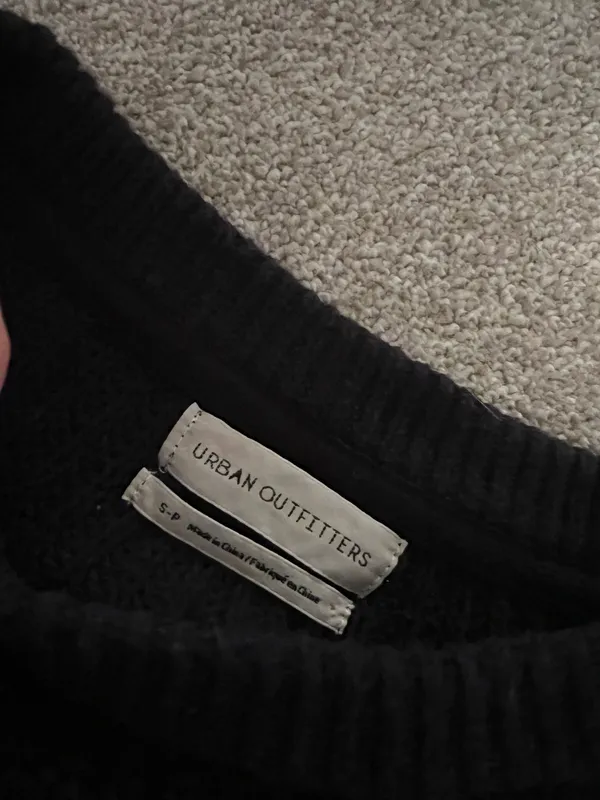 Urban Outfitters Sweater Cropped - Image 3