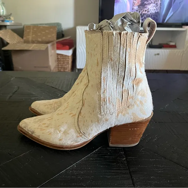 Dolce Vita Women's Cow Print Calf Hair Ankle Boots SIZE 8 EUC - Image 2