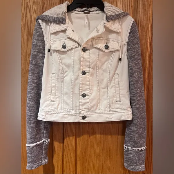 Free‎ People Knit Sleeve & Knit Hood Distressed White Denim Jean Jacket Size XS - Image 6