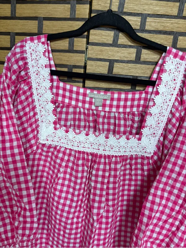 Woman within pink and white plaid top size 18/20 - Image 3