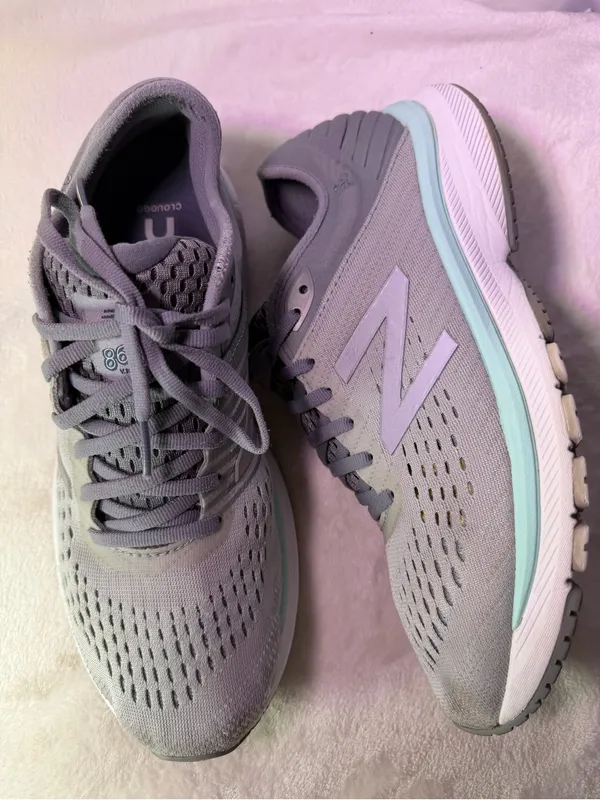 New Balance Women's Light Gray Running Sneakers with Mint Trim - Image 6