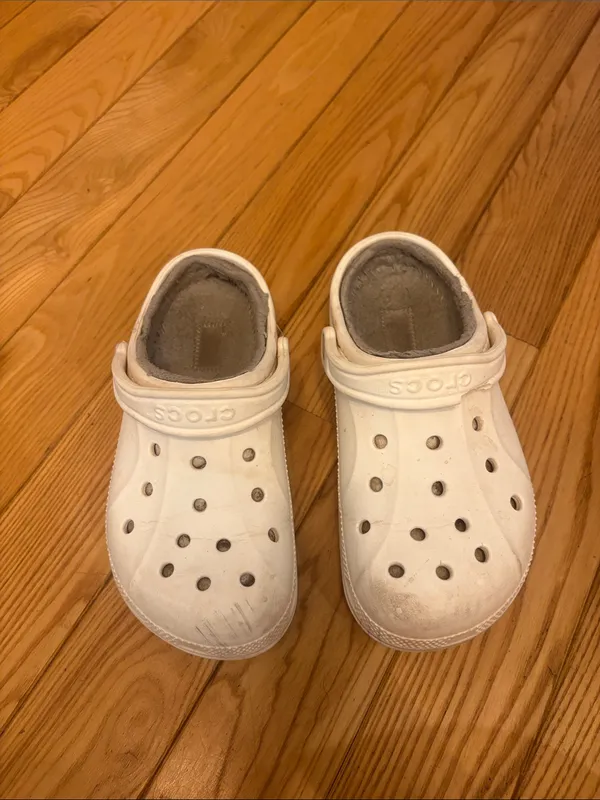CROCS Women's Size 7 White Fuzz Lined Clog Shoes - Image 3