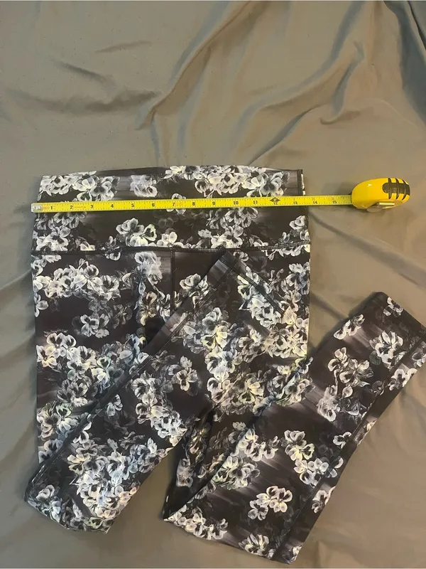 Fabletics Women’s Floral High Rise Ankle Leggings Black/White Size M - Image 4