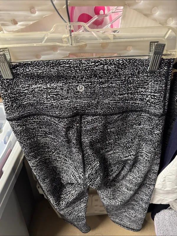 Lululemon crop leggings size 6 // 092026 - Image 2