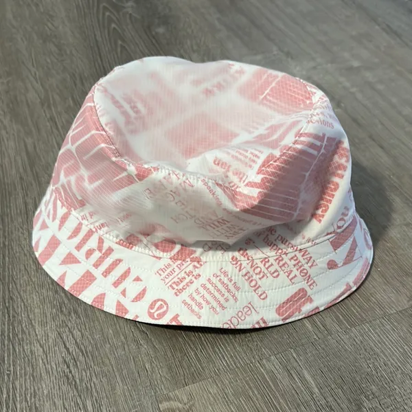 Lululemon NWT S/M Both Ways Reversible Bucket Hat in Manifesto Print &‎ Bone - Image 5