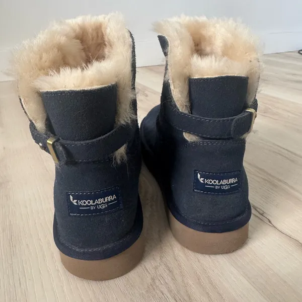 Koolaburra Navy Blue Shearling-Lined Ankle Boots with Tan Fur - Image 4