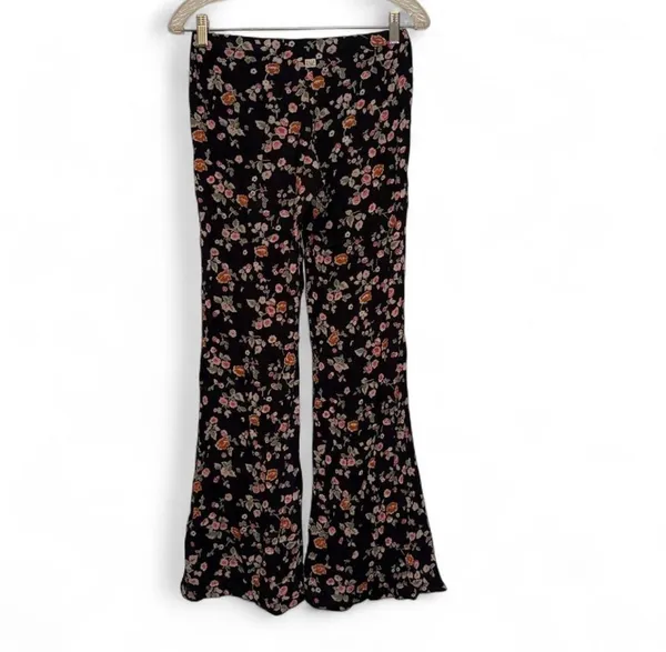 BILLABONG Black floral print flare rayon pants sz S ✨ - Image 2