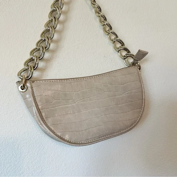 Zara Small Cream Shoulder Bag with Gold Chain Strap - Image 3
