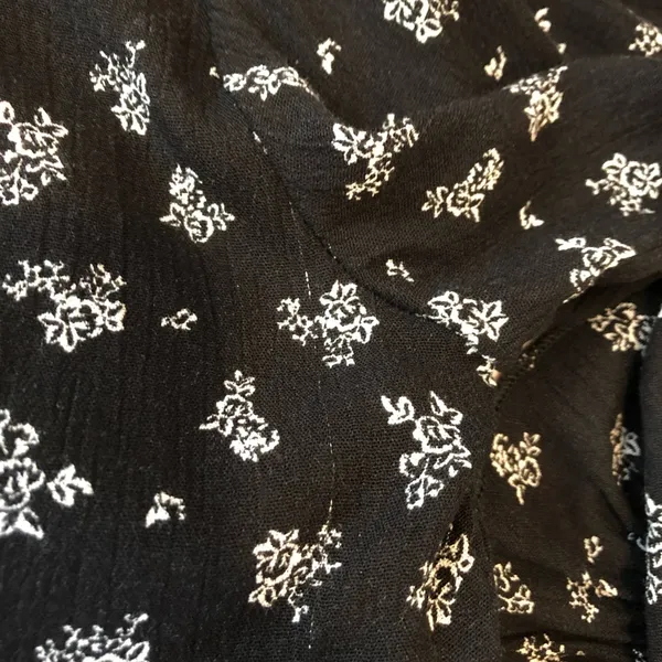 We My People Black White Floral Ruffle Cropped Blouse Size Medium NWOT - Image 6