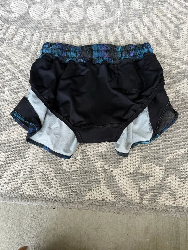Lululemon Hotty Hot Shorts 2.5” Floral Shift Size 2 - Image 7
