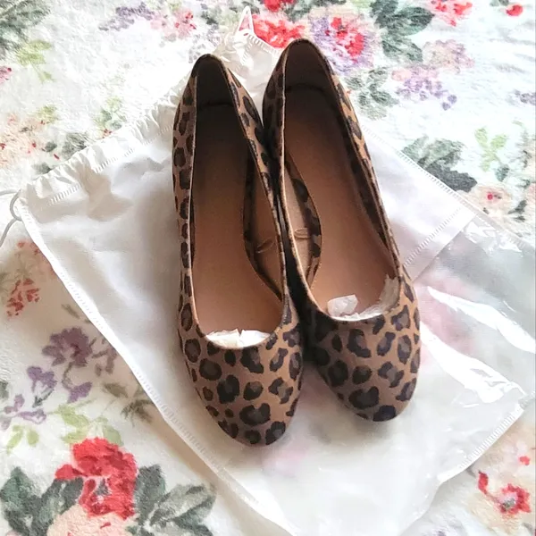 Old Navy Women's Leopard Faux-Suede Mid-Heel Pumps - Image 3