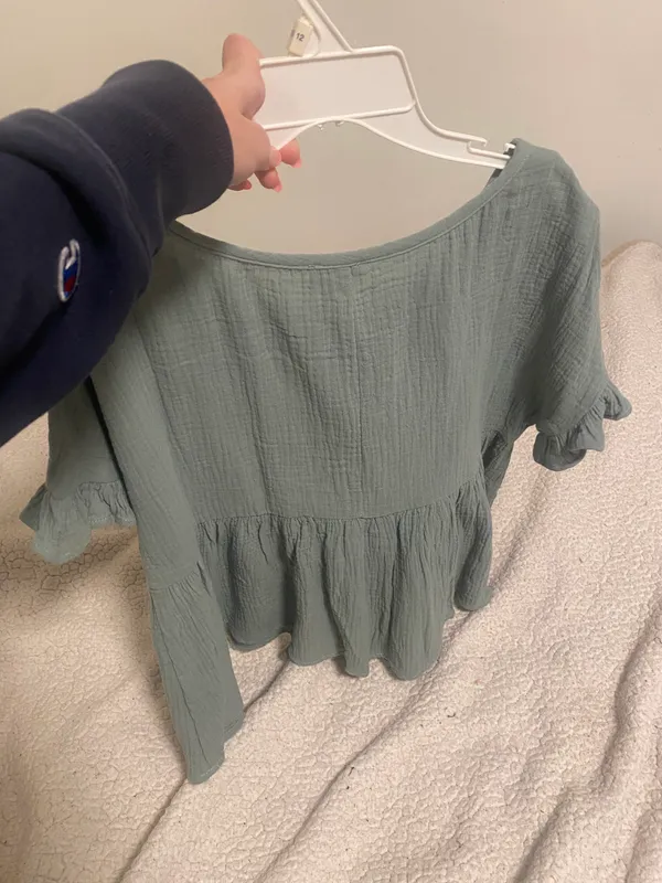 NWT francesca’s green top - Image 2