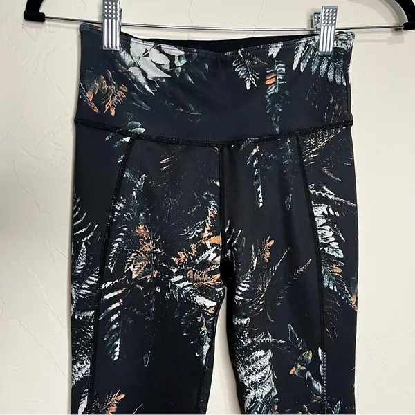 Sweaty Betty Tripical Patterned Reversible‎ to Black Leggings - Image 3
