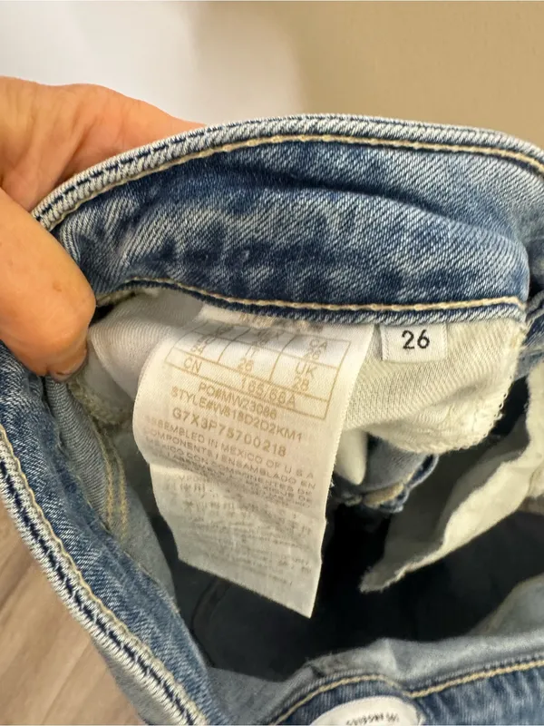 Guess Size 25/26 Distressed Denim Bermuda Short - Image 5