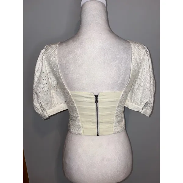 Alice + Olivia‎ White Eyelet Lace Crop Top Puff Sleeve Lace Up likely size XS - Image 5