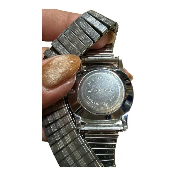 Timex Vintage Water Resistant Watch Silver Tone Expansion Band - Image 2