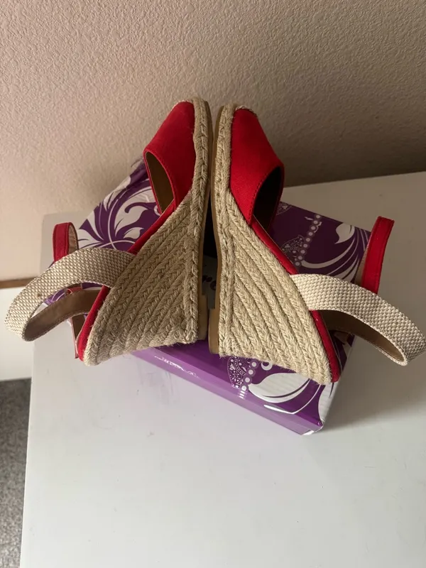 Red and beige platform shoes Size 7 - Image 4