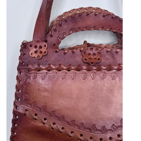 1970s Brown Tooled Leather Sculpted 3D Flower Boho Artisan Shoulder Bag - Image 9