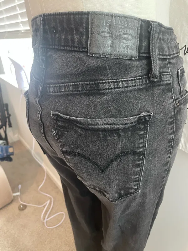 Levi’s 725 High-Rise Bootcut Women’s Jeans Size 28 - Image 6