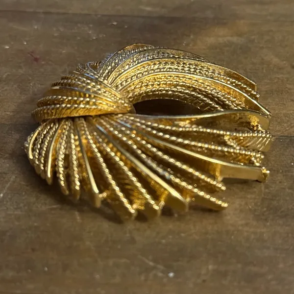 Vintage Monet gold plated Cordelia spray brooch - Image 3