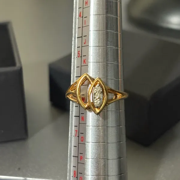 Avon Signed Size 6 Gold Tone Marquise Accent Ring with Clear Stones - Image 5