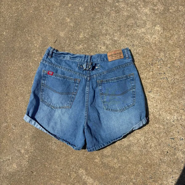 Vintage UNIONBAY blue denim cuffed mom shorts. - Image 4