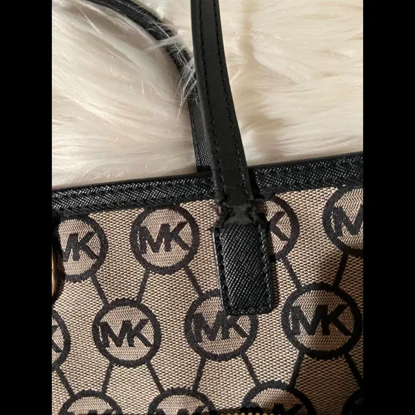 Michael Kors Signature Tote Bag – Stylish & Spacious - Image 6