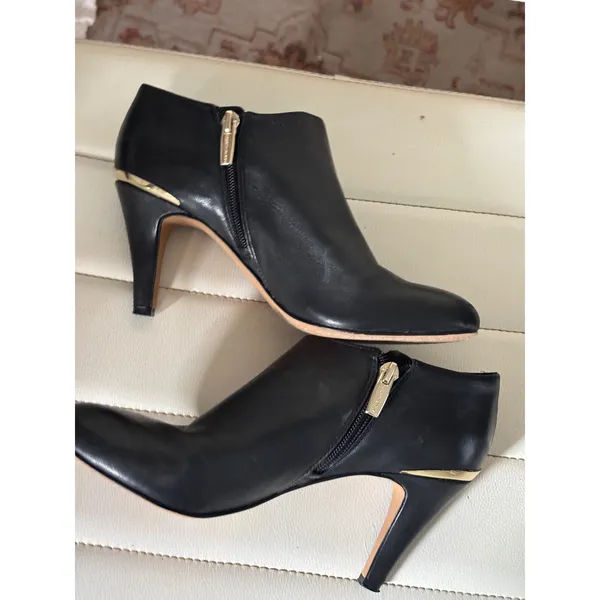 Vince Camuto Black Leather Ankle Booties Gold Hardware Stiletto Heel Size 7M - Image 6