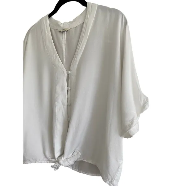 Sim & Sam V-Neck Tie Bottom Button Short Sleeve Blouse Size Small - Image 2