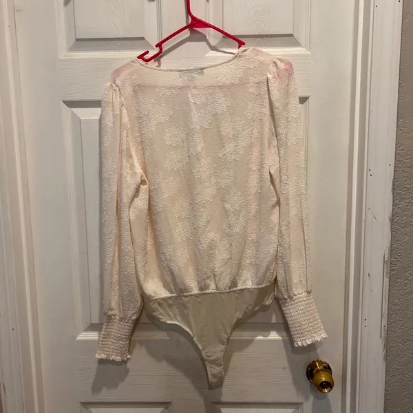 Lulus Womens Bodysuit Size L Long Sleeve Floral‎ Textured Surplice Bridal Shower - Image 7