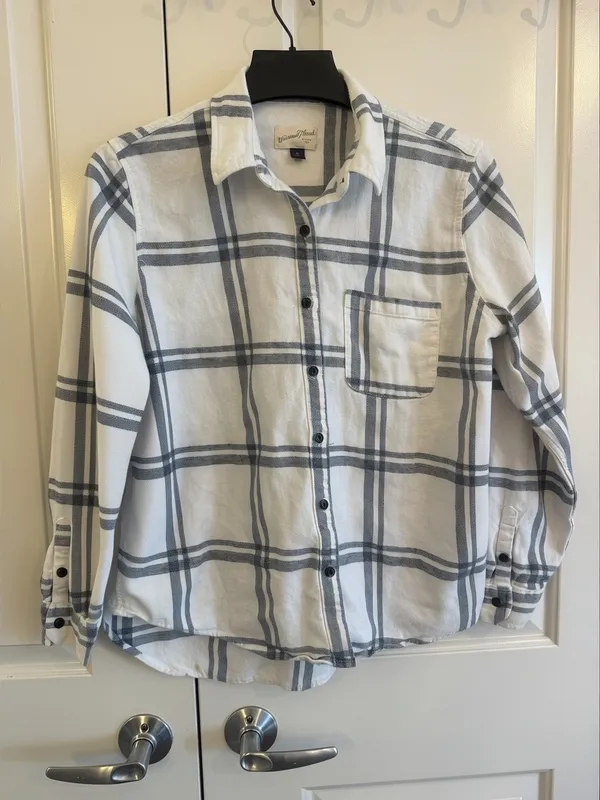 Universal Threads Ivory and Gray Plaid Button-Down Shirt - Image 2