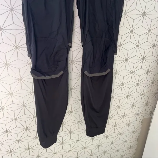 On Running Paneled Black Windbreaker Jogger Pant Size XS - Image 5