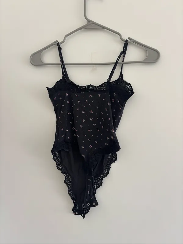 SKIMS fits everybody onyx rosebud lace trim cami bodysuit - Image 4