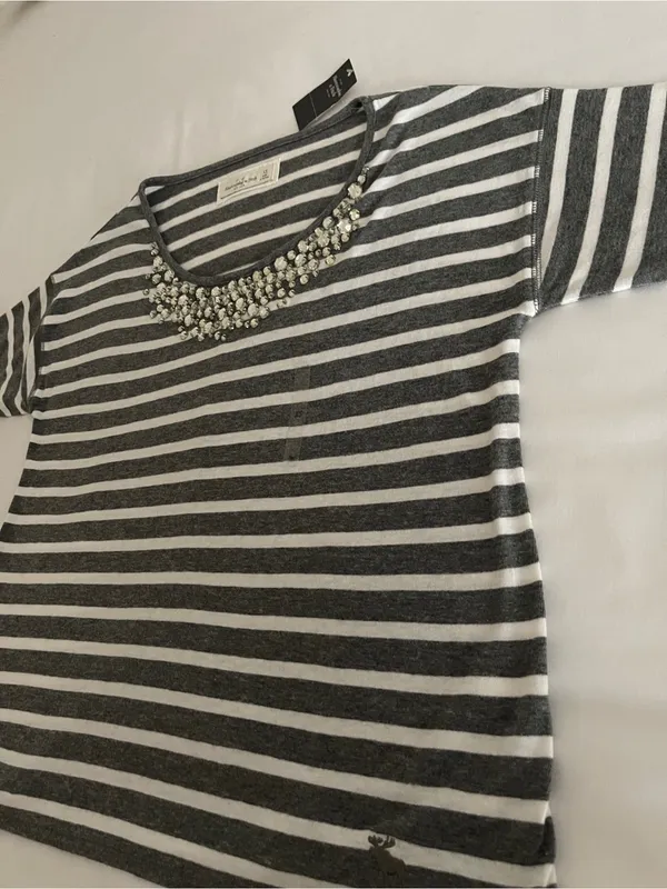 NWT Abercrombie & Fitch Grey & White Striped Crystal Embellished Top XS - Image 4