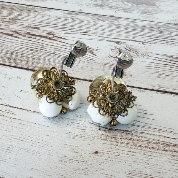 Vintage Clip On Earrings - Off White & Gold Tone 7/8" - Image 12