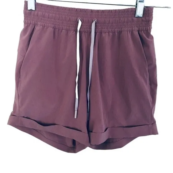 Lululemon Quicksand Stretch 3 Inch Shorts Size 4 - Image 3