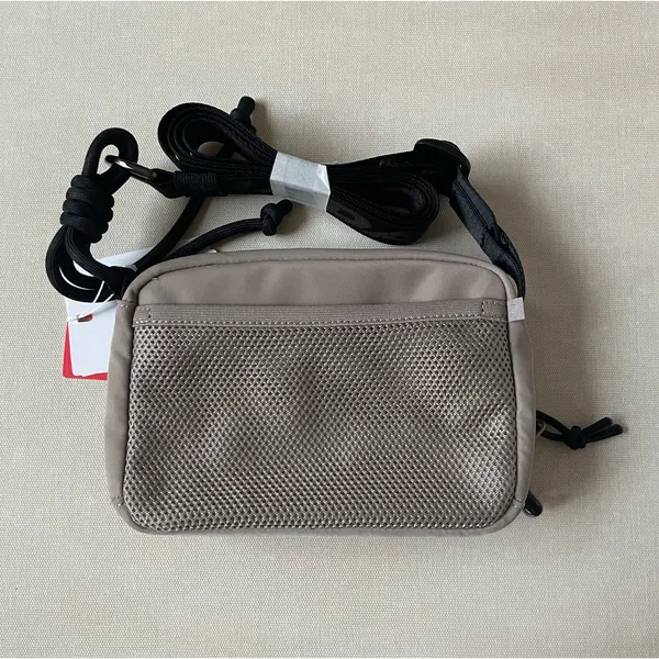 Lululemon Team Canada Future Legacy Easy Access Bag 1.5L COC CPC Logo - Image 11