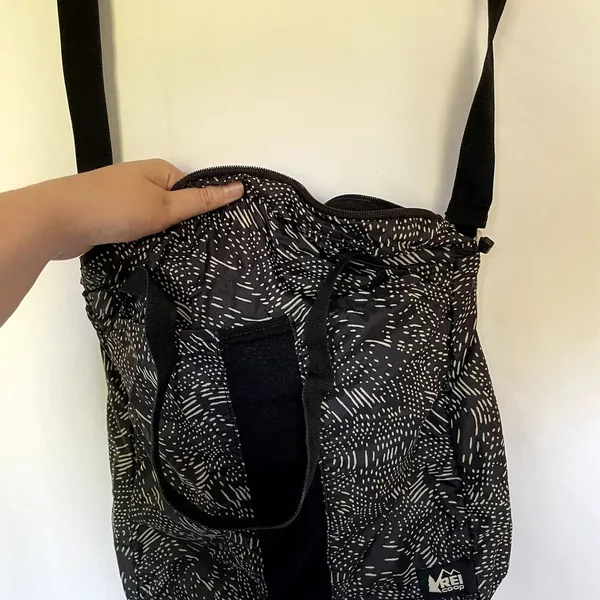 REI‎ lightweight handbag crossbody bag black white patterned adjustable handles - Image 2