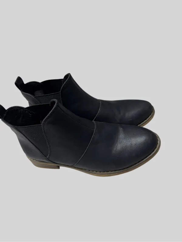 Rocket Dog Brown Chelsea Ankle Boots with Tan Stacked Heel - Image 2