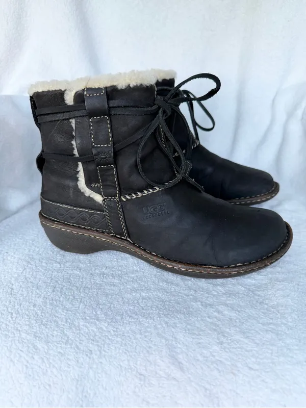UGG AUSTRALIA COVE S/N 5136 SUEDE LEATHER GENUINE SHEEPSKIN Boots Size 9 Women’s - Image 8
