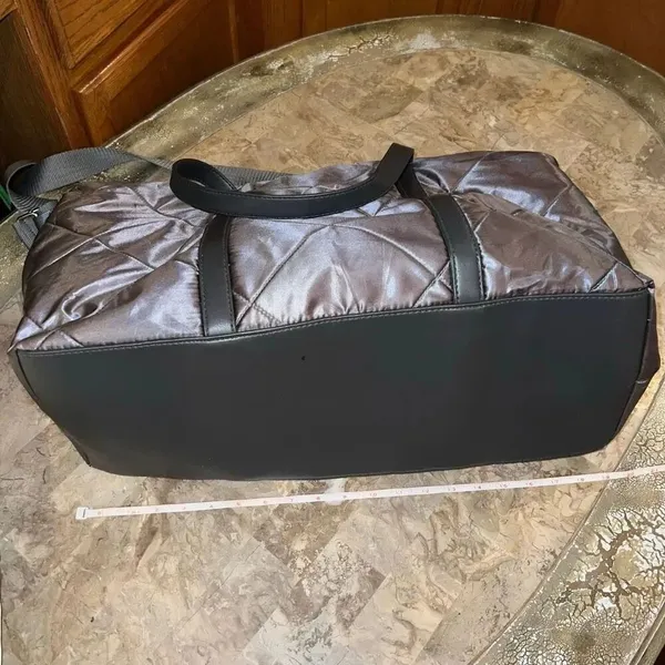 Big travel day bag weekender grey quilted purse with broken zipper - Image 5