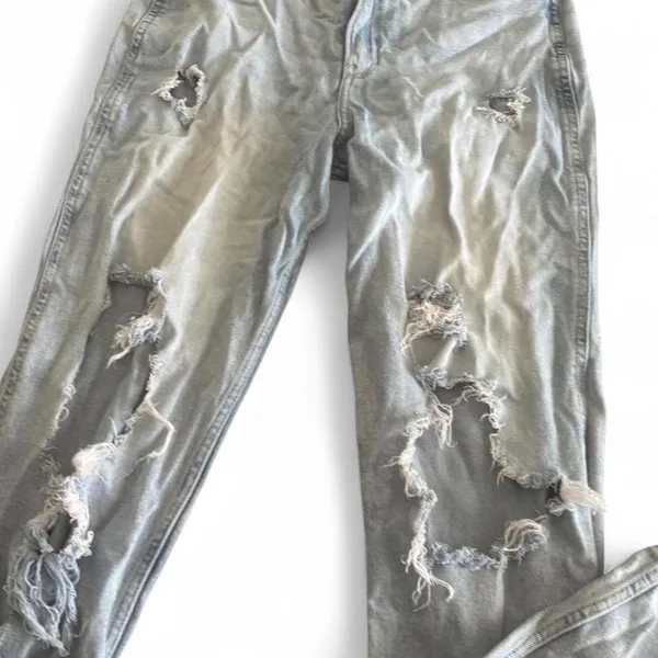 Hollister Ultra High-Rise Mom Jeans Light Wash Distressed Ripped Size 9R 29 - Image 3