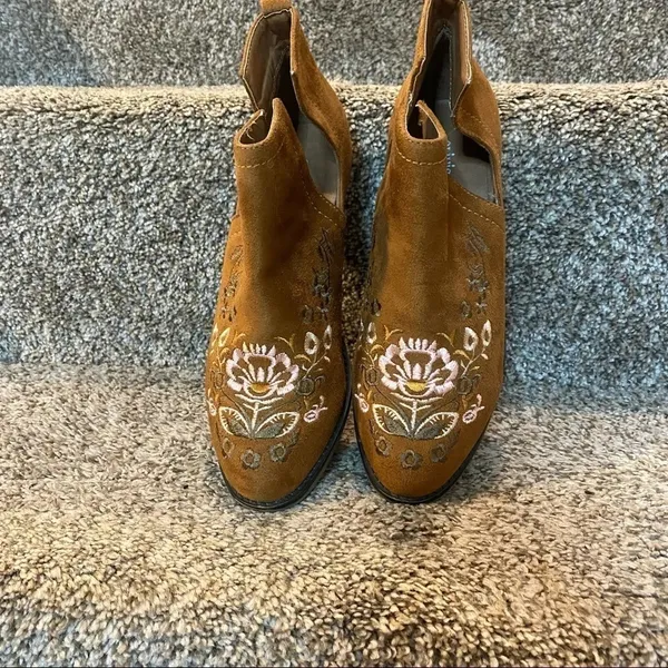 OLIVIA MILLER Embroidered Suede Floral Exposed Ankle Booties‎ Boho Size 6 - Image 3