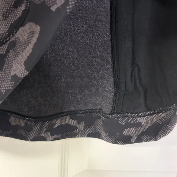 Lululemon RULU Long Sleeve Shirt 8 Camo Black Coal Wrap Front W3ECAS - Image 2