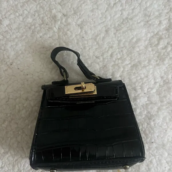 Boutique Elegant Black Croc-Embossed Handbag - Image 3