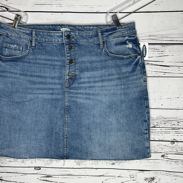 Old Navy NWT Size 18 Light Blue Wash Button Fly Raw Hemline Denim Skirt - Image 2