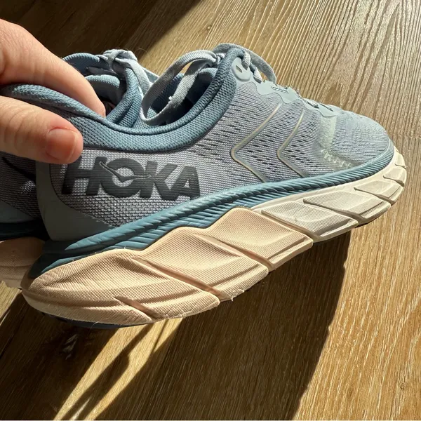 Hoka Arahi 5 Running Shoes in Blue Fog/Provincial Blue with Pink Details Size 9B - Image 8