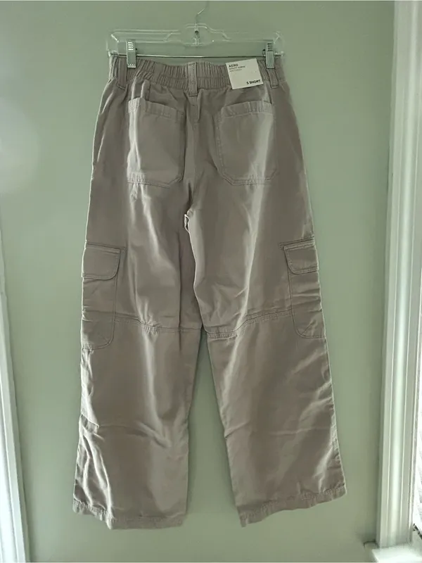 Aeropostale Wide Leg Cargo Pants in Light Taupe small/short - Image 2