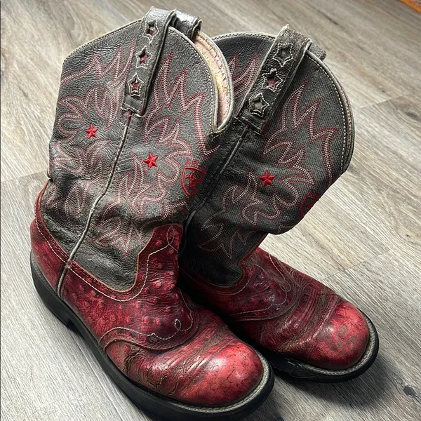 Ariat Red and Gray Cowboy Boots - Image 6