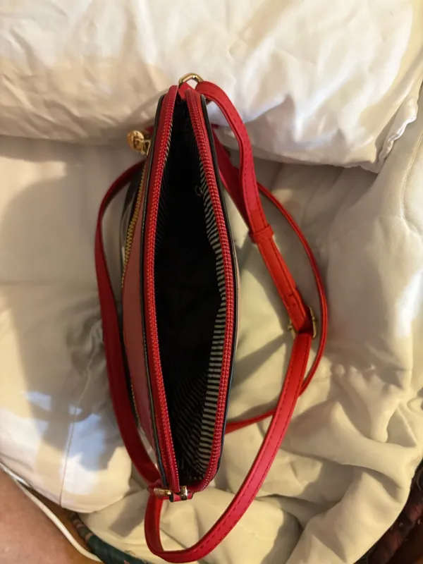 Cute And Classic Crossbody Purse With Plaid Design. - Image 10